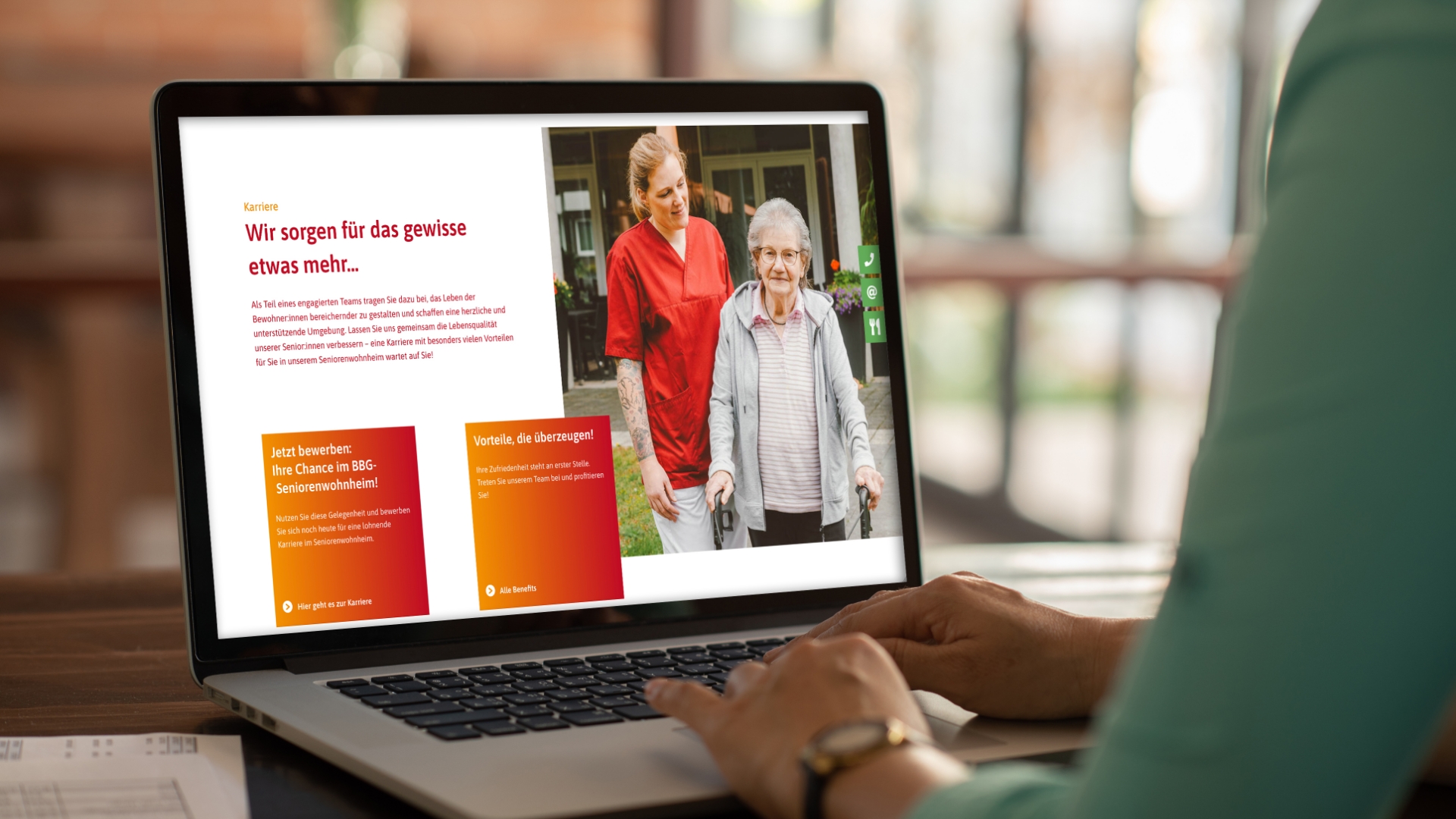 Eine Person sieht sich auf einem Laptop eine Webseite an, auf der ein Bild eines Mitarbeiters im Gesundheitswesen zu sehen ist, der einer älteren Person hilft, wobei ein deutscher Text die Dienste und Vorteile beschreibt.