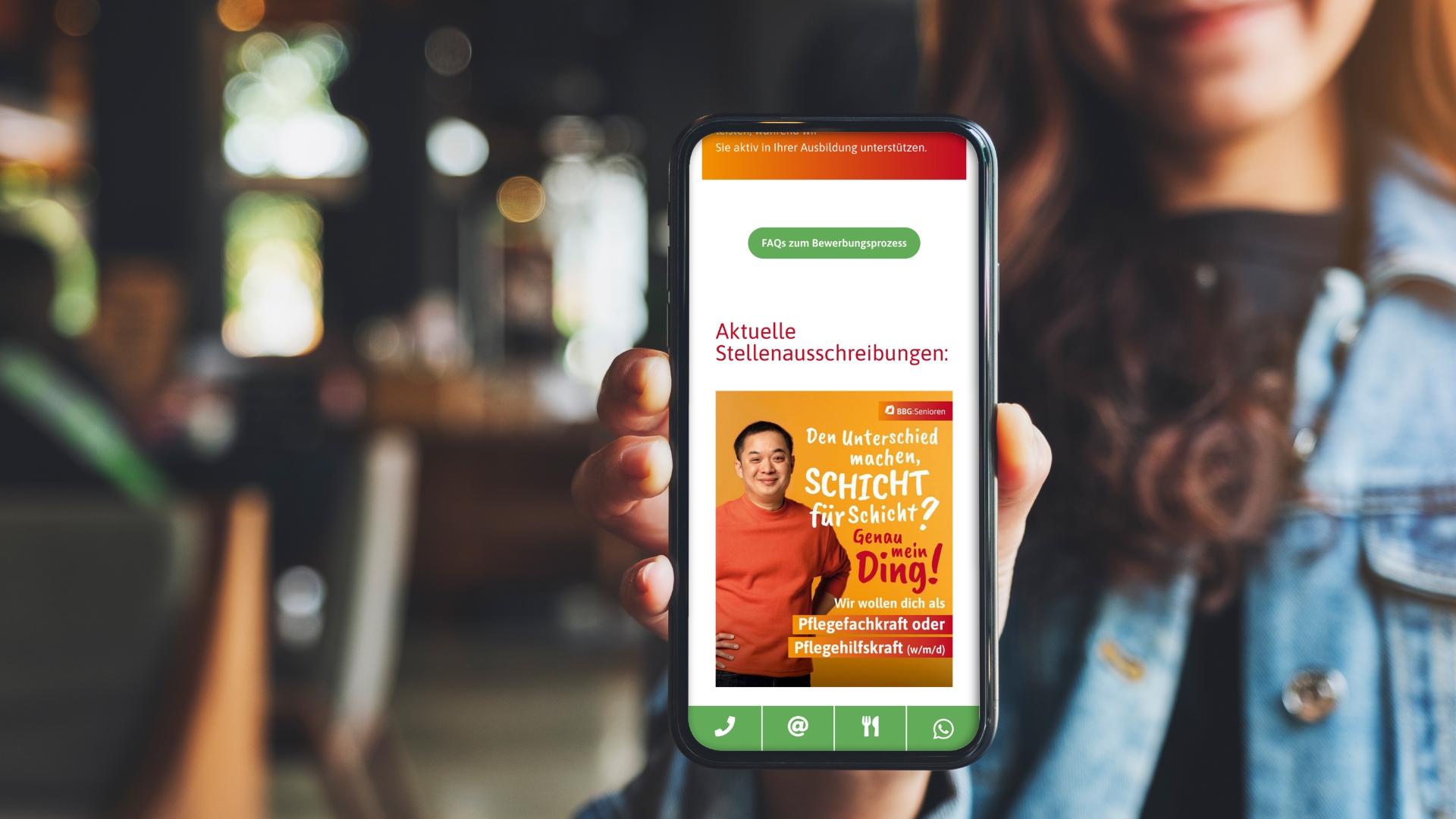 Eine Person hält ein Smartphone in der Hand, auf dem eine Stellenanzeige in deutscher Sprache für die Rolle von Pflegekräften angezeigt wird. Auf dem Bild ist eine lächelnde Person zu sehen, und ein Text fordert Arbeitssuchende auf, sich zu bewerben.