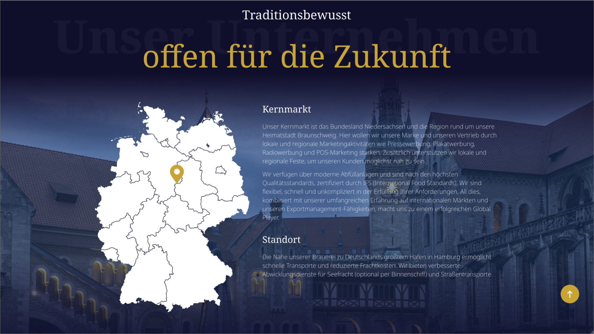 Eine Deutschlandkarte mit hervorgehobenem Ort und deutschem Text zu Marktlage und Firmenstandorten, vor der nächtlichen Kulisse eines traditionellen Gebäudes.