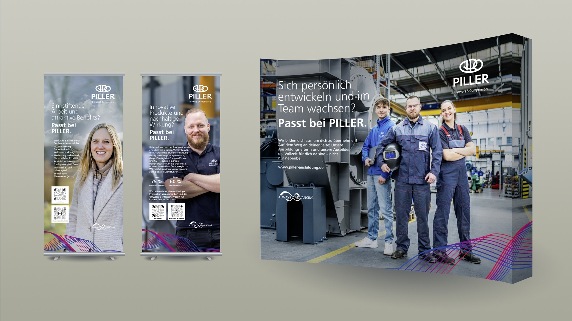 Drei Display-Banner für die Firma Piller, bestehend aus zwei kleineren vertikalen Bannern mit Personen und Text und einem größeren gebogenen Banner mit einer Gruppe von Mitarbeitern in einer Arbeitsumgebung.