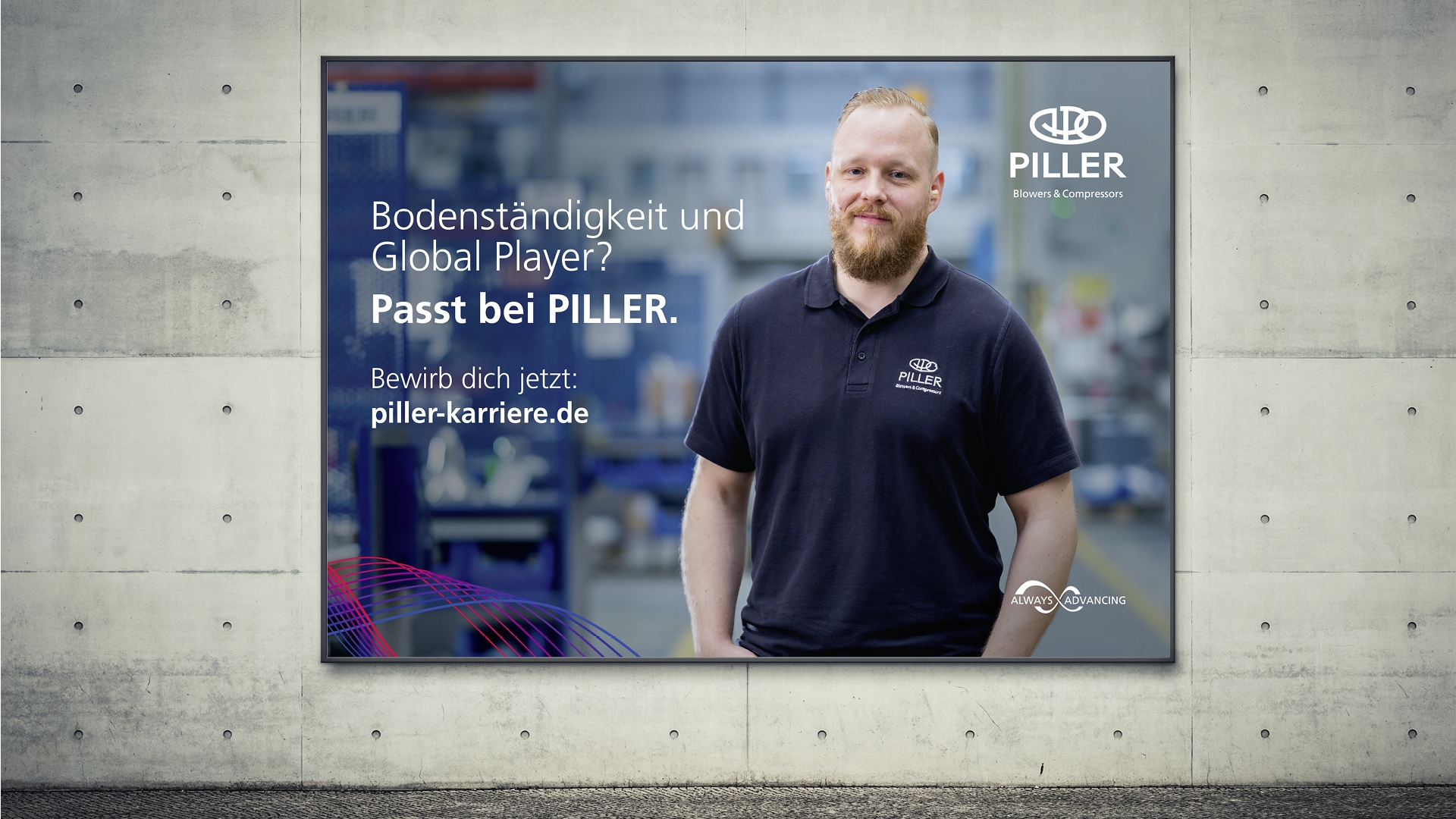 Eine Werbetafel mit einem Mann im Hemd der Piller-Marke, der mit dem Text „Bodenständigkeit und Global Player? Passt bei Piller“ und einem Link zur Website piller-karriere.de für Jobchancen bei Piller wirbt.